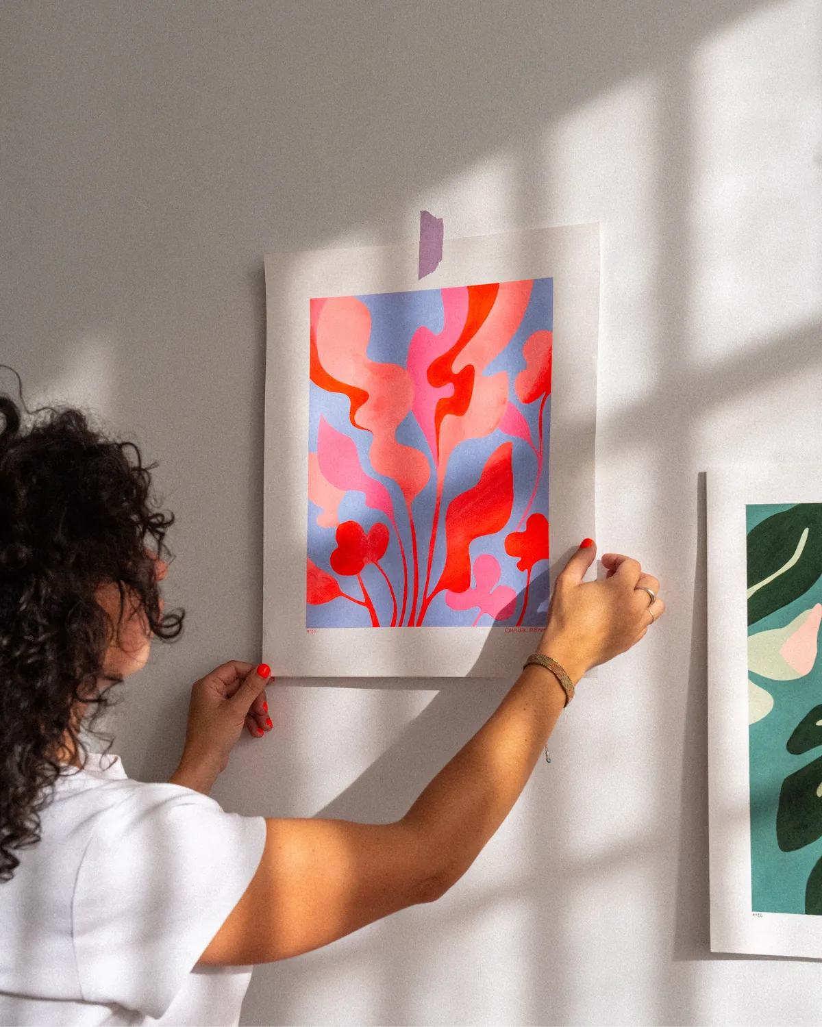 Camille ajuste un print